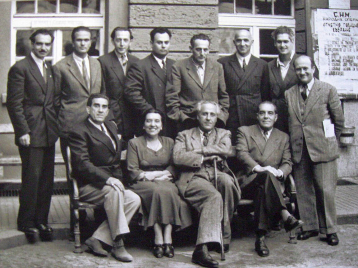 Първите преподаватели на ДВТУ „Кръстьо Сарафов“, есента на 1948 г.  От ляво надясно горе: Филип Филипов, Стафан Сърчаджиев, Любомир Танев, Стафан Каракостов, Боян Дановски, Евгени Вашенко, Кръстю Мирски долу: Георги Стаматов, Олга Кирчева, Д.Б. Митов, Владимир Трандафилов, Пенчо Пенев