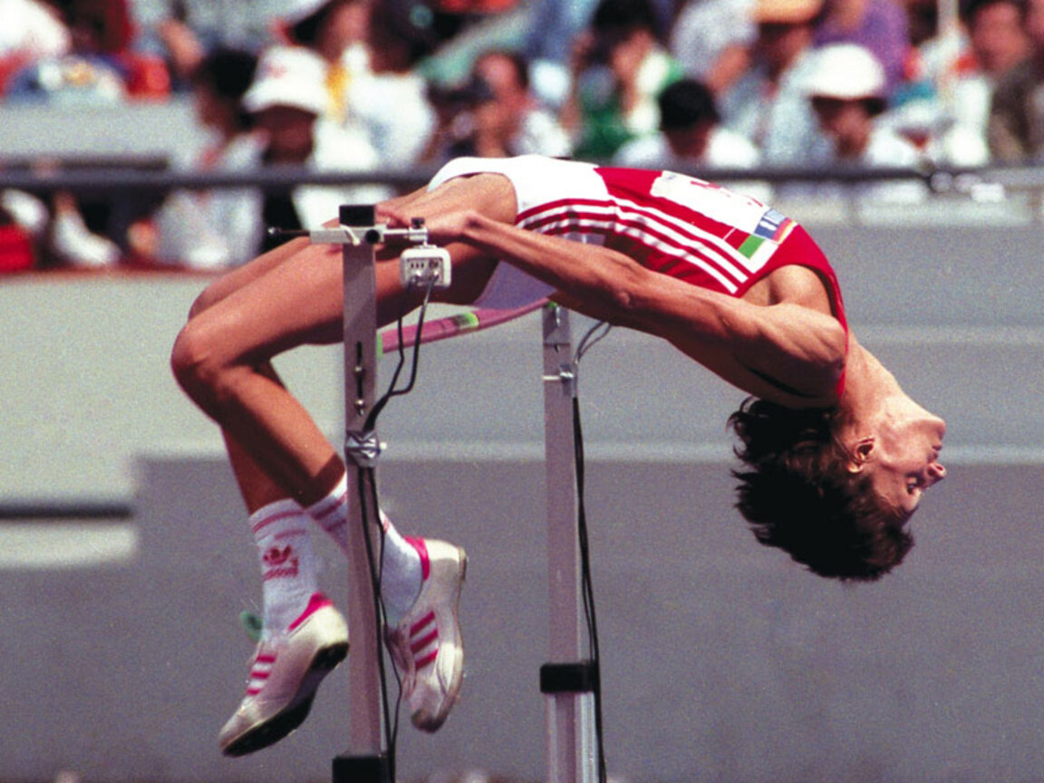 На 20 юли 1984 г. става първата българка, преодоляла 200 см в скока на височина.