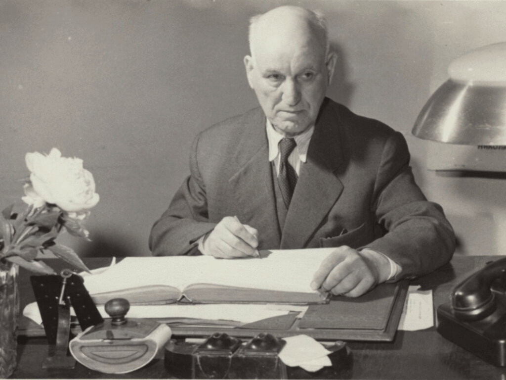 Николай Лилиев в кабинета си в Народния театър