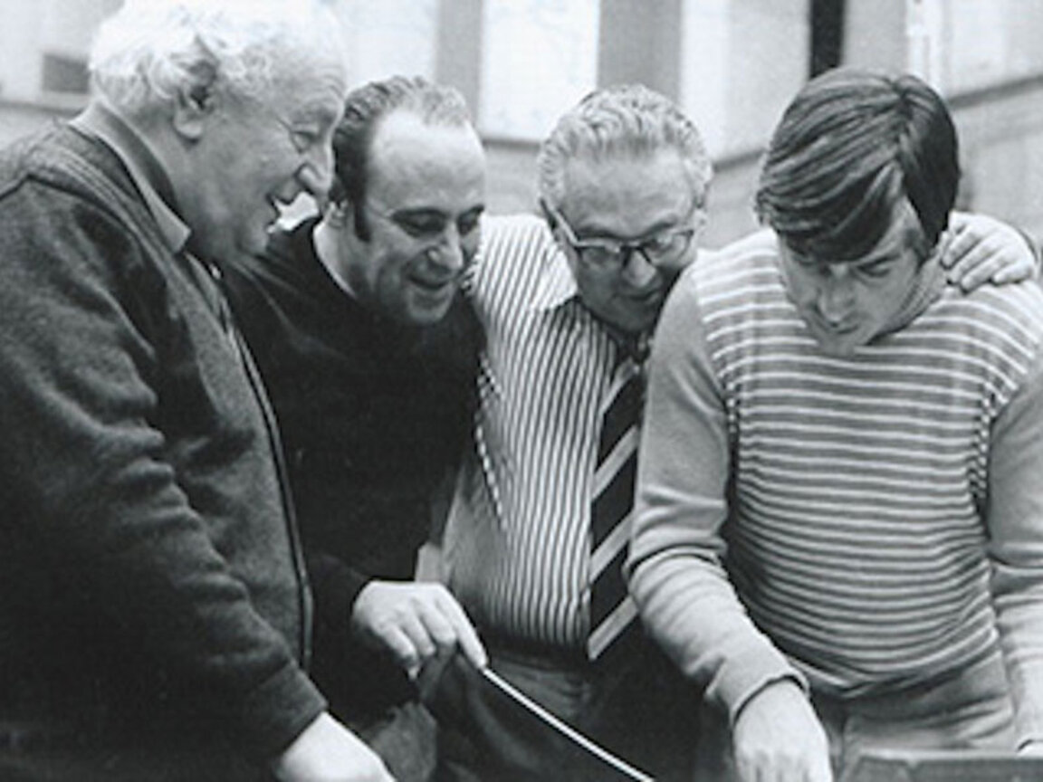 От ляво надясно: Панчо Владигеров, Александър Владигеров, тонрежисьорът Стефан Владков и пианистът Тео Мусев по време на репетиция в Първо студио на БНР