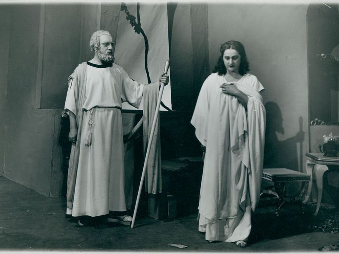 В ролята на Херо във „Вълните на морето и на любовта“, 1941-1942 г.