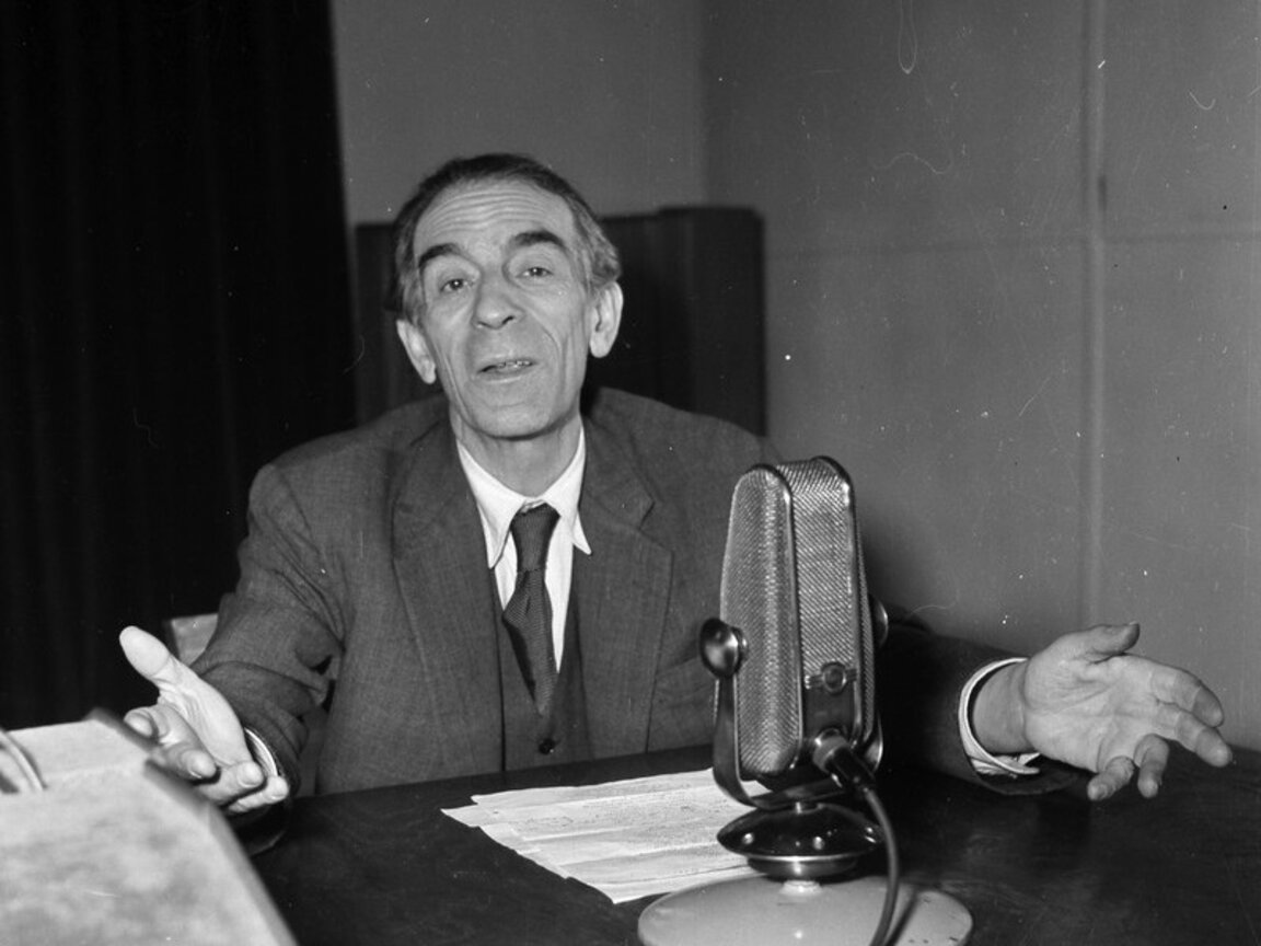 Актьорът в студио на Радио София, 1955 година