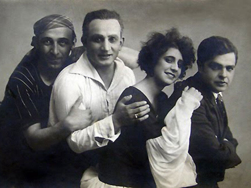 Звездите на Софийския музикален театър: Стефан Македонски, Иван Станев, Вера Сълплиева, Генчо Марков в оперетата „Черната роза“, София, 1933 г.